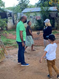 Llevando alimentos a los que no tienen.