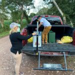 Llevando alimentos a los que no tienen.