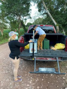 Llevando alimentos a los que no tienen.