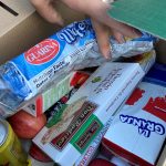 Llevando alimentos a los que no tienen.