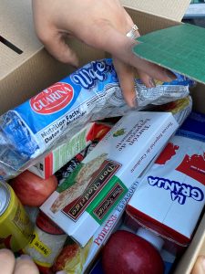 Llevando alimentos a los que no tienen.