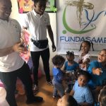 Confesor y Anderson animando a los niños