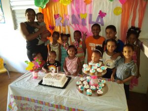 Celebrando con los niños.