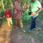 Llevando alimentos a los que no tienen.