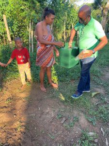 Llevando alimentos a los que no tienen.