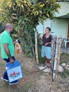 Llevando alimentos a los que no tienen.