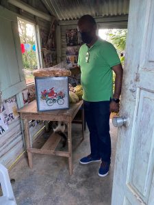 Llevando alimentos a los que no tienen.