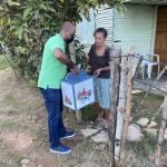 Llevando alimentos a los que no tienen.