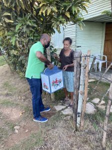 Llevando alimentos a los que no tienen.