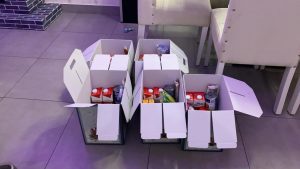 Llevando alimentos a los que no tienen.