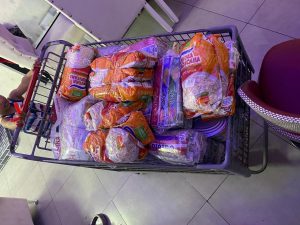 Llevando alimentos a los que no tienen.