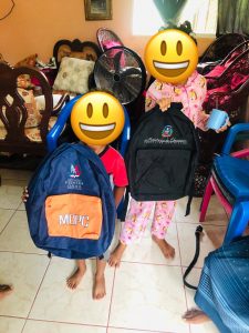 Regalos a niños y niñas.